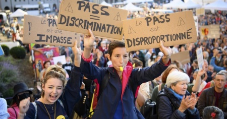 Certificato Covid per l'accesso all'istruzione superiore, 2000 persone scendono in piazza a Losanna