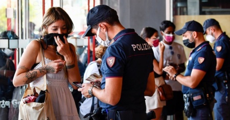 La maggioranza degli italiani accoglie l'estensione del Green Pass