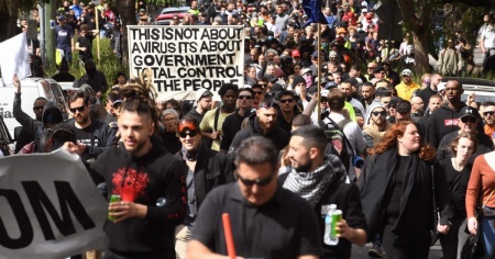 Scontri tra polizia e manifestanti anti-lockdown a Melbourne: più di duecento arresti