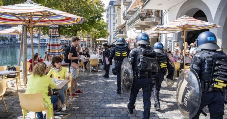Almeno 1'500 persone sono scese in piazza per contestare le misure anti-Covid