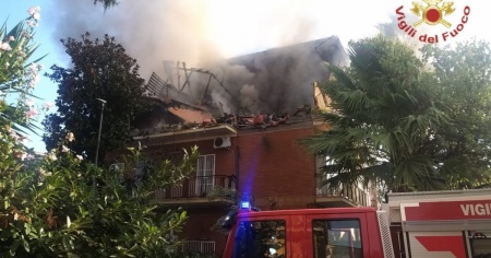 Esplosione e incendio in una palazzina a Roma, in corso le ricerche di eventuali dispersi