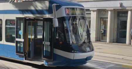 Colpito dal tram, muore in ospedale