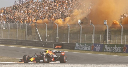 Prova di forza di Verstappen, Hamilton si lecca le ferite