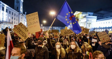 Con la nuova legge più restrittiva, le donne tentano la via dell'aborto illegale o all'estero
