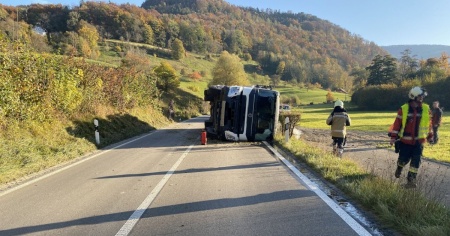 Esce di strada e fa ribaltare il camion