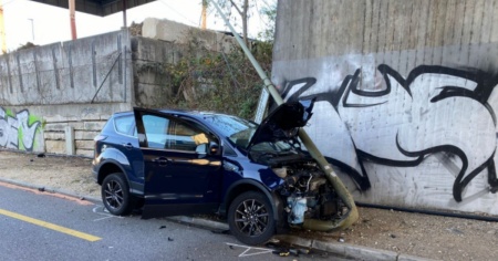 Perde il controllo del veicolo e finisce contro un lampione