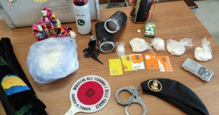 Droga in un pacchetto di gomme e nelle tele dei quadri: arrestato un cittadino boliviano