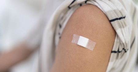 Dopo le minacce, la vaccinazione a scuola verrà decentralizzata