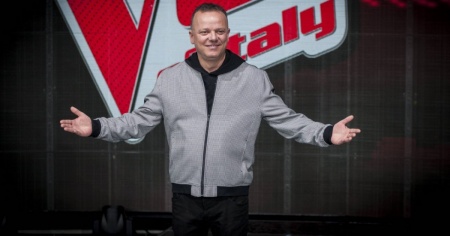 Gigi D’Alessio e Denise, il bacio che ufficializza la relazione