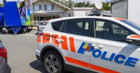 Cade e viene travolto da un'auto, morto un centauro