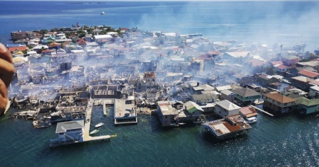 Grande incendio sull'isola di Guanaja, residenti e turisti in fuga