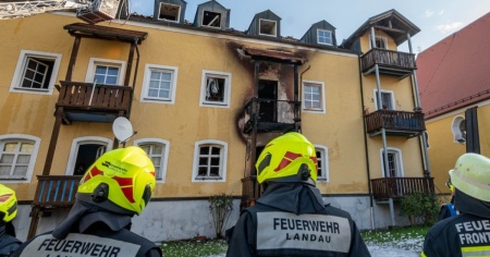 Tragico incendio a Reisbach, quattro morti tra cui una giovane incinta e il suo bambino