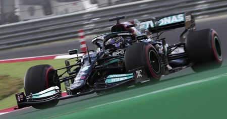 Hamilton cambia motore, 10 posizioni di penalità