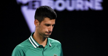 Il coronavirus frena i sogni del no-vax Djokovic