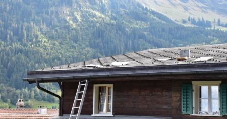 Scivola dal tetto e cade nel vuoto, operaio all'ospedale con la Rega