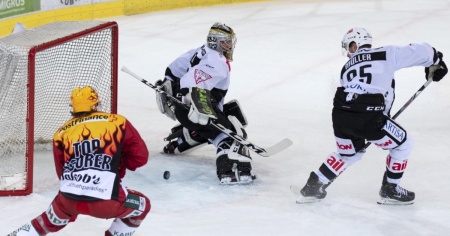Partita pazza: dal 5-3 al 5-5 nell'ultimo minuto, poi la sconfitta all'overtime