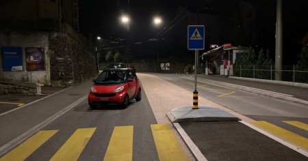 Ventiduenne ubriaco svegliato dalla polizia: stava dormendo in auto, in mezzo alla strada