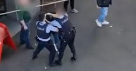 Intervento di polizia, il calcio in pancia a un uomo