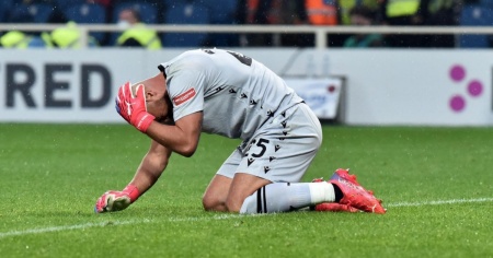 Pepe Reina colpito da una monetina piovuta dagli spalti