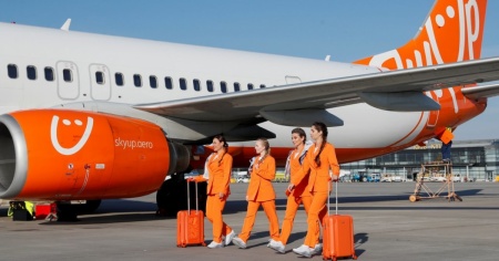 Cambio di look in casa SkyUp: nuove uniformi per le assistenti di volo