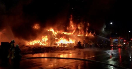 Edificio in fiamme a Taiwan, 46 morti e decine di feriti