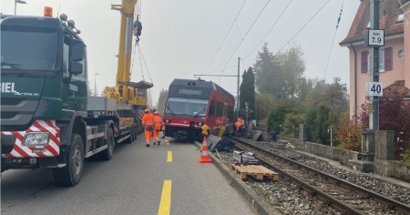 Scontro tra un auto e un treno