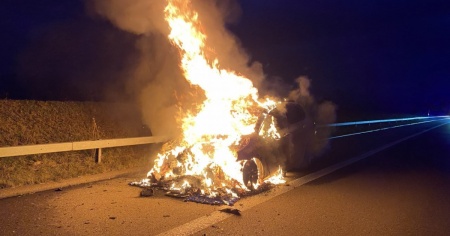 Auto in fiamme sull'A7, non ci sono feriti
