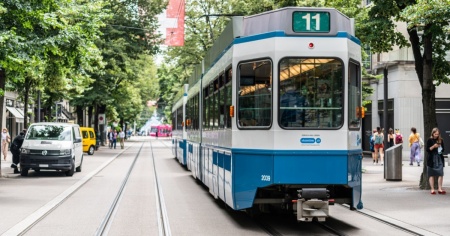Investito da un tram, morto un pedone