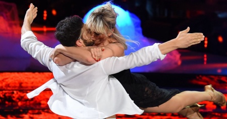 Bacio e siparietto col ballerino: amore in arrivo per Arisa?