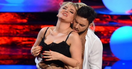 Arisa gelata dal ballerino, ma arriva una proposta hot
