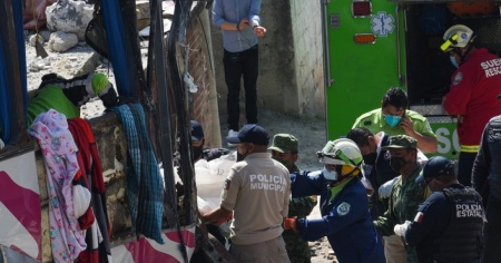 Autobus di pellegrini si schianta su una casa, 19 morti