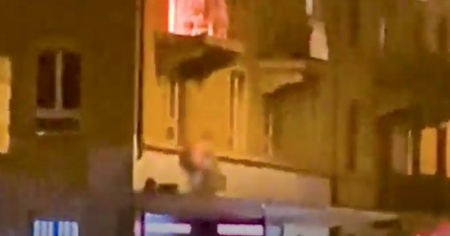 In boxer, si lancia dal balcone per evitare le fiamme