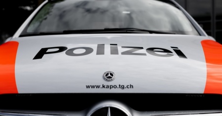 Esce con l'auto dal cortile e investe un bambino, gravemente ferito