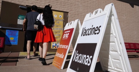 Un giudice ha bloccato l'obbligo di vaccino per lavorare voluto da Biden
