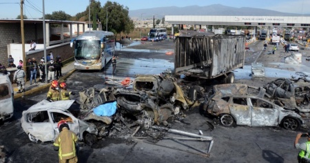 Camion a tutta velocità contro i veicoli al casello, 19 morti