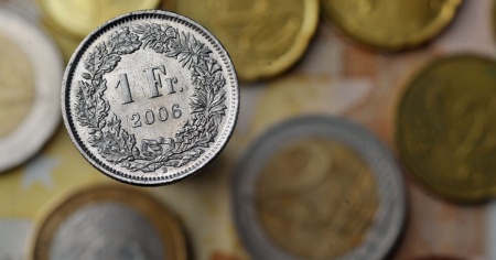 Franco forte: euro ormai stabilmente sotto l'1,05
