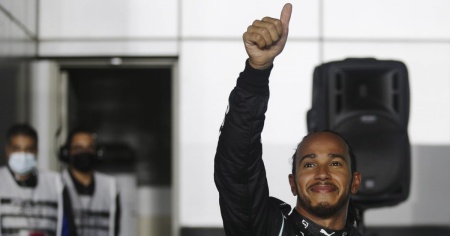 Pole di Hamilton in Qatar, Verstappen battuto