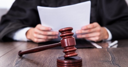 Uccise il padre per difendere la madre, assolto 19enne torinese