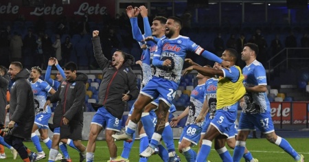 Il Napoli cala il poker e stacca i rossoneri