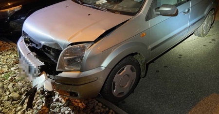 Fa un incidente e poi aggredisce gli agenti