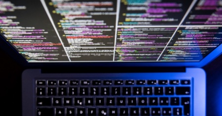 Gli hacker colpiscono un'azienda su tre