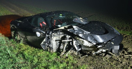 Si schianta contro un albero e disintegra la sua Ferrari