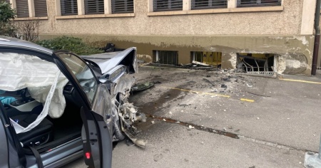 Auto contro un edificio: due feriti
