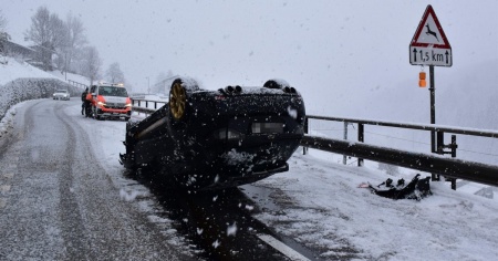 Schianti e auto cappottate a causa della neve
