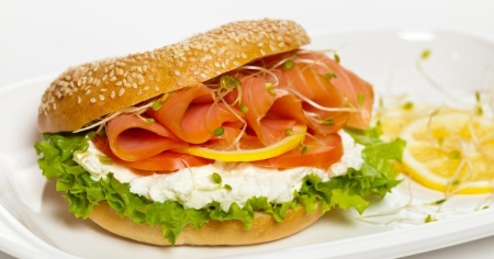 A New York i venditori di bagel sono in crisi: non si trova più il formaggio cremoso