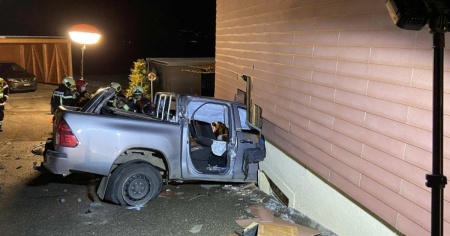 Perde il controllo del volante e sfonda la parete di una casa