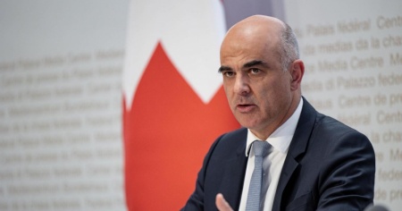 Gli infettivologi criticano Berset: «Basta attendere»