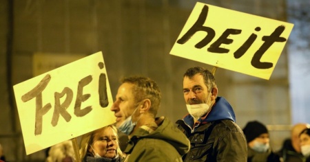 Nell'Est del paese protestano in migliaia contro le misure del governo