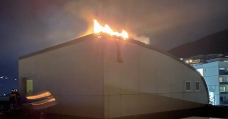 Incendio sul tetto dell'ospedale