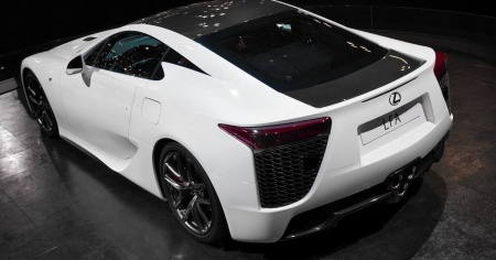 Lexus lavora a una LFA con batterie allo stato solido